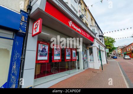 Prestatyn, Großbritannien: 06. Jul 2020: Ein allgemeiner Blick auf die High Street am frühen Abend. Ein Büro der Principality Building Society ist in Sicht. Stockfoto