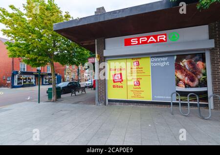 Prestatyn, UK: Jul 06, 2020: Die Prestatyn-Filiale von Spar Convenience Stores fördert ihre Linie von £1 Value Schnäppchenbissen, Frühstück und Mittagessen. Stockfoto