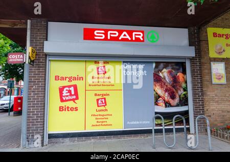 Prestatyn, UK: Jul 06, 2020: Die Prestatyn-Filiale von Spar Convenience Stores fördert ihre Linie von £1 Value Schnäppchenbissen, Frühstück und Mittagessen. Stockfoto