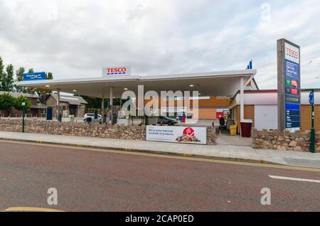 Prestatyn, Großbritannien: 06. Jul 2020: Autofahrer kaufen Benzin von einer Tankstelle, die von Tesco Supermakets in Prestatyn betrieben wird Stockfoto