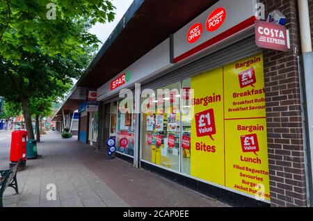 Prestatyn, Großbritannien: 06. Jul 2020: Ein allgemeiner Blick auf die High Street am frühen Abend. Spar betreiben eine Filiale ihrer Convenience Stores, die auch umfasst Stockfoto