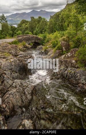 Ashness Bridge in der Nähe von Derwent Water, Lake District, England Stockfoto