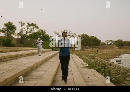 jaisalmer, rajasthan indien - 1. juli 2020 : Mann läuft im Freien nach der Öffnung der Sperre wegen Corona-Virus Pandemie Stockfoto