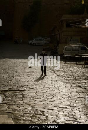 jaisalmer, rajasthan / indien - Mai 10 2020 : Mann, der allein in den leeren Straßen während der Sperrzeit Stockfoto
