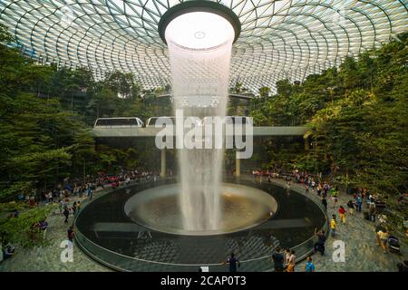 Der Rain Vortex, ein 40 m hoher Indoor-Wasserfall im Jewel Changi Airport in Singapur. Der Flughafen Jewel Changi wird am 17. April 20 eröffnet Stockfoto