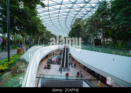 Die Einkaufszentren, Gärten, Restaurants im Jewel Changi Airport in Singapur 2019 Stockfoto