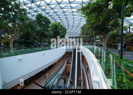 Die Einkaufszentren, Gärten, Restaurants im Jewel Changi Airport in Singapur 2019 Stockfoto