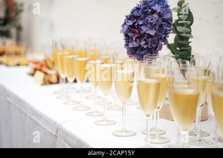 Gläser Champagner auf dem Tisch bei der Hochzeitsfeier Stockfoto