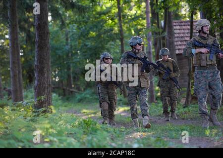 Moderne Kriegsführung Soldaten Squad läuft als Team in Battle Formation Stockfoto