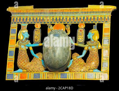 Ägypten, Tutanchamon-Schmuck, aus seinem Grab in Luxor : Ein Bruststück in Form eines Pylons, mit den Göttinnen Isis und Nephthys. Stockfoto