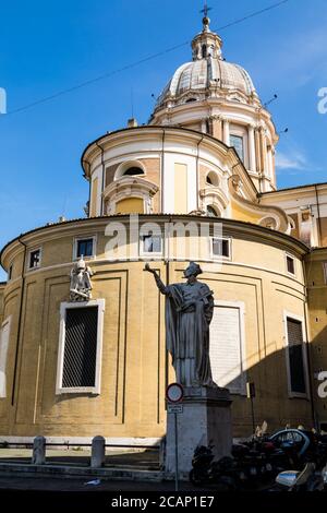 Eine Statue von San Carlo, Charles Borromeo, außerhalb der Apsis der Kirche Sant Ambrogio e Carlo al Corso, Rom, Italien Stockfoto