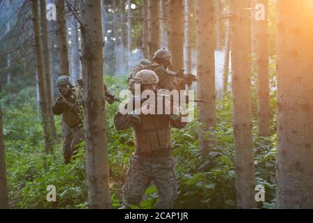 Moderne Kriegsführung Soldaten Squad läuft als Team in Battle Formation Stockfoto