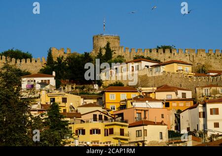 Gesamtansicht der Burg dominiert das Stadtbild von Kavala Griechenland - Foto: Geopix/Alamy Stock Photo Stockfoto