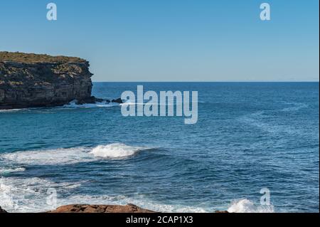 Blick auf Sandsteinklippe und Blue Ocean Waters vom Wattamolla Beach, Royal National Park an einem sonnigen Winternachmittag Stockfoto