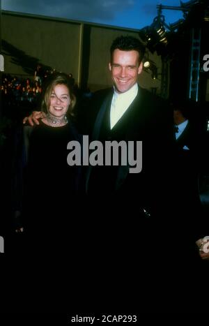 Universal City, California, USA 10. März 1996 Schauspieler David James Elliott und Ehefrau Nanci Chambers nehmen am 10. März 1996 an den 22. Annual People's Choice Awards in den Universal Studios in Universal City, Kalifornien, USA Teil. Foto von Barry King/Alamy Stockfoto Stockfoto