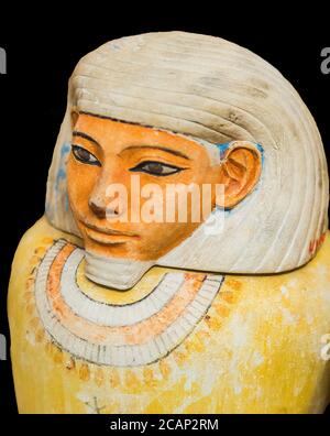 Ägypten, Kairo, Ägyptisches Museum, ein Kanopische Glas, gefunden in Saqqara, aus dem Reich der Mitte. Kalkstein, bedeckt mit dem Kopf eines Sohnes von Horus. Stockfoto