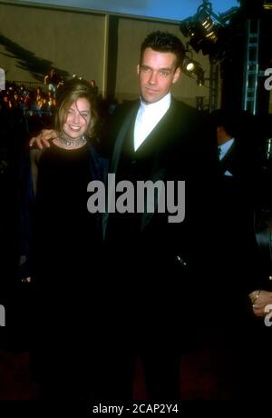 Universal City, California, USA 10. März 1996 Schauspieler David James Elliott und Ehefrau Nanci Chambers nehmen am 10. März 1996 an den 22. Annual People's Choice Awards in den Universal Studios in Universal City, Kalifornien, USA Teil. Foto von Barry King/Alamy Stockfoto Stockfoto