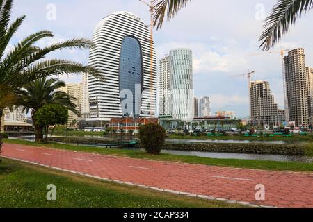 Batumi, Adjara, Georgia - 3. Mai 2018: Gebäude eines modernen 5-Sterne-Marriott-Hotels Stockfoto