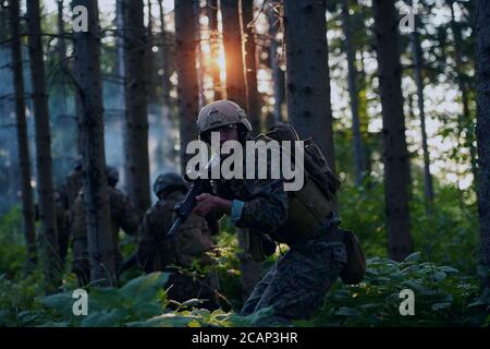 Moderne Kriegsführung Soldaten Squad läuft als Team in Battle Formation Stockfoto