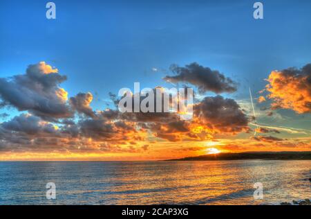 Farbenfroher Sonnenuntergang in Alghero Küste, Italien. Verarbeitet für hdr-Tonemapping-Effekt. Stockfoto