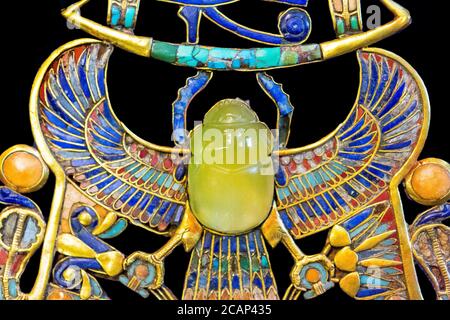 Ägypten, Kairo, Tutanchamon Schmuck, aus seinem Grab in Luxor, Teil eines komplexen Brustkorbs : Ein geflügelter Scarab hält eine Barke. Stockfoto