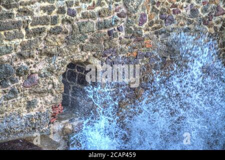 Wellen Sie gegen eine rustikale Wand. Verarbeitet für hdr-Ton-Mapping-Effekt Stockfoto
