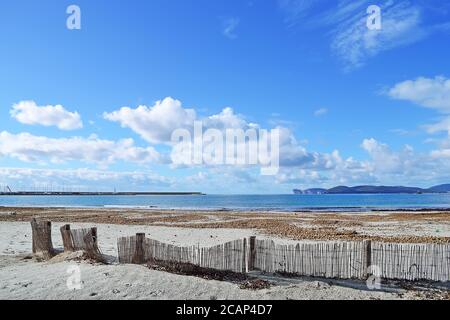 wolkiger Himmel über Alghero Strand, Italien Stockfoto