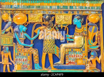 Ägypten, Kairo, Tutanchamon Schmuck, aus seinem Grab in Luxor, ein Bruststück : die Göttin Sekhmet und der Gott Ptah krönten den König. Stockfoto