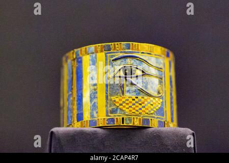 Kairo, Ägyptisches Museum, Schmuck in der königlichen Nekropole von Tanis gefunden, Begräbnis von König Chechonq II : Armband zeigt ein Udjat Auge auf einem Korb. Stockfoto