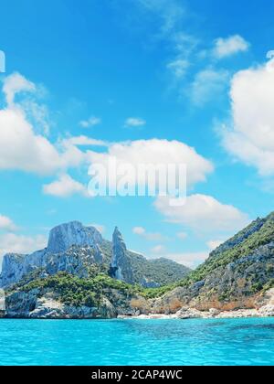 Cala Goloritzè unter einem wolkigen Himmel. Gedreht in Sardinien, Italien Stockfoto