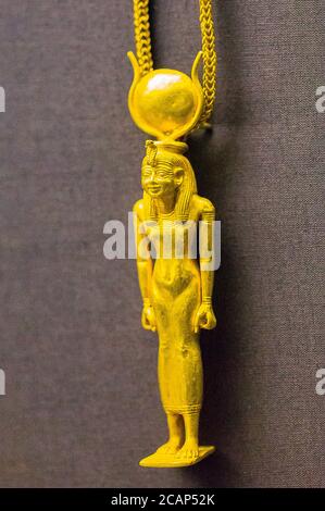 Ägypten, Kairo, Ägyptisches Museum, Schmuck in der königlichen Nekropole von Tanis gefunden : Gold Anhänger von Isis mit hatischer Krone. Stockfoto