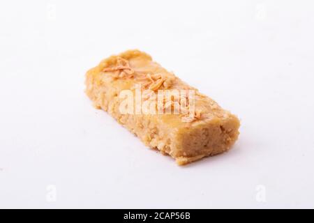 Kaasstengels oder Kastengel Kue Keju oder holländische indonesische Käsestick-Kekse auf weißem Hintergrund isoliert Stockfoto