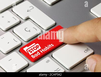 Stop Bad Habits geschrieben auf Red Key der metallischen Tastatur. Drücken Sie die Taste mit dem Finger. Stockfoto