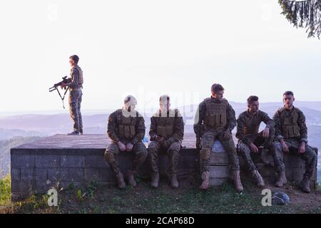 Soldiers Trupp Entspannung nach dem Kampf mit einer Pause auf Training Stockfoto