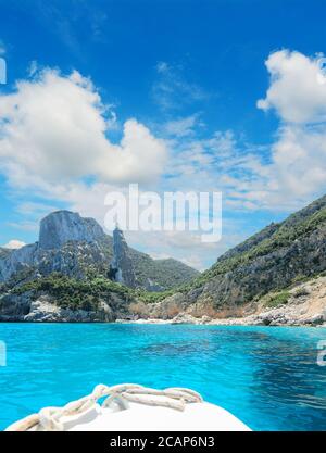 Erreichen Cala Goloritze mit einem weißen Boot unter Wolken. Gedreht in Sardinien, Italien Stockfoto