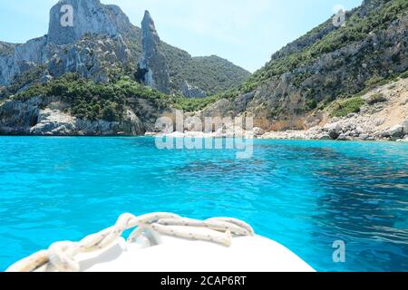 Cala Goloritze erreichen Sie mit einem weißen Boot. Gedreht in Sardinien, Italien Stockfoto