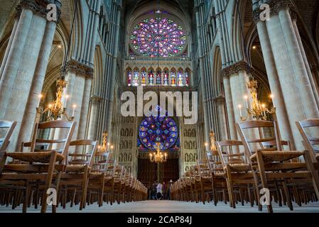 Eine Innenaufnahme der Kathedrale von Reims, die vom Boden aus aufgenommen wurde und auf die prächtigen Buntglasfenster auf der Rückseite blickt, Reims, Frankreich Stockfoto