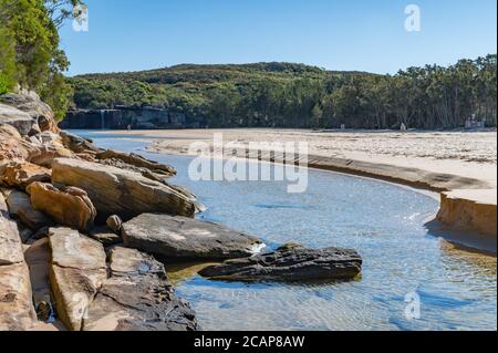 Rocky Sandtone Natural Wall bei Coote Creek auf einem sonnigen Winternachmittag Stockfoto