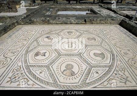 Spanien, Andalusien, Provinz Sevilla, Santiponce. Römische Stadt Italica. Gegründet 206 v. Chr. durch den römischen General Scipio. Haus des Planetariums. Mosaik, das die sieben Sterne des Sonnensystems darstellt, die damals von den Römern bekannt waren. Jeder Planet wird von einem gott personifiziert, der wiederum einen Tag der Woche symbolisiert. Stockfoto