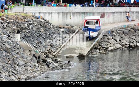 Fischerboot auf einer Rampe auf dem Fischmarkt, Panama City, Panama, Mittelamerika Stockfoto