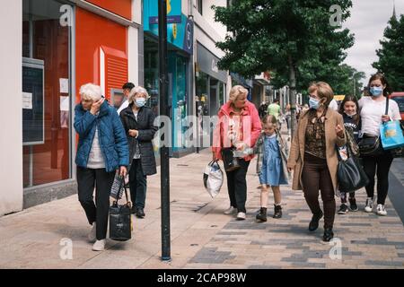 Shopper in Facemask auf Prestons Haupteinkaufsstraße Fishergae in Facemask, um sich vor Covid19 zu schützen. Stockfoto