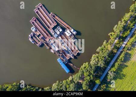 Verrostete Schiffswracks in Donauknie. Schiffzementanlage neben Pilismarot Stadt in Ungarn. Alte nutzlose Industrieschiffe verschmutzen die Umwelt Stockfoto