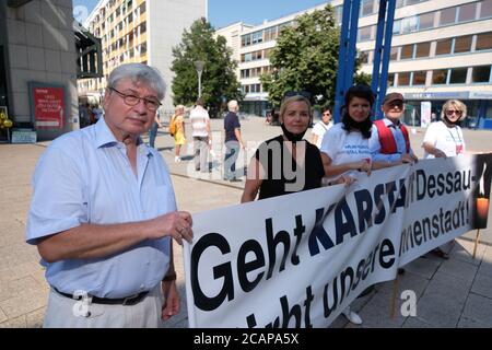 08. August 2020, Sachsen-Anhalt, Dessau-Roßlau: Teilnehmer einer Protestaktion, darunter der Bürgermeister von Dessau, Peter Kuras (FDP, l), versammeln sich in einer Menschenkette vor dem Kaufhaus Karstadt in der Innenstadt. Die Dienstleistungsgewerkschaft Verdi hat Mitarbeiter und Unterstützer aufgerufen, für den Erhalt des Kaufhauses im Rathauscenter zu demonstrieren. Ende Oktober 2020 plant die Galeria-Karstadt-Kaufhof-Gruppe die Schließung des Geschäfts. Foto: Sebastian Willnow/dpa-Zentralbild/dpa Stockfoto