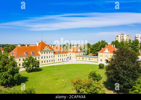 Kroatien, Luftaufnahme der Altstadt von Vukovar, Stadtmuseum im alten Schloss im Park, klassische historische Architektur und unten Stadt Horizont Stockfoto