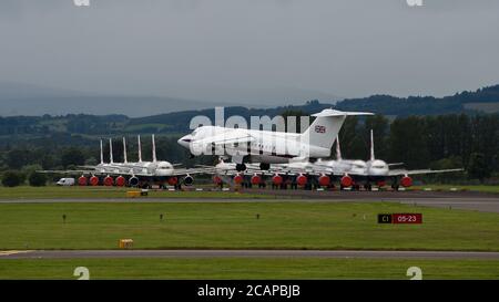 Glasgow, Schottland, Großbritannien. 7. August 2020 Im Bild: Der Abgeordnete des Kanzlers Rishi Sunak verlässt sein Privatjet nach einem Besuch in Schottland mit einem Hintergrund von geerdeten Flugzeugen des Typs British Airways (BA) Airbus A230 & A321, nachdem sie aufgrund der Coronavirus-Pandemie (COVID19) auf unbestimmte Zeit geerdet waren und BA mehr als 12,000 Arbeitsplätze abstellen und ihre gesamte Flotte in Rente nehmen musste Von Boeing 747-Flugzeugen. Kanzler Rishi Sunak sagte: „Es war fantastisch, heute in Schottland zu sein, um schottische Unternehmen zu besuchen und zu hören, wie sie diese Krise durchgehalten haben. Quelle: Colin Fisher/Alamy Live News. Stockfoto