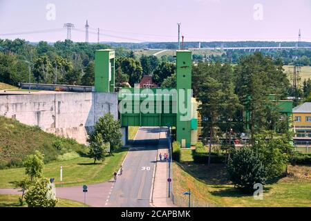 Magdeburg, 27. Juni 2020: Seitenansicht eines Schiffsheftes an einem Seitenkanal nach Magdeburg Stockfoto