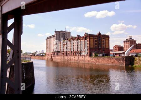 Magdeburg, 27. Juni 2020: Lagergebäude im alten Magdeburger Hafen an der Elbe Stockfoto