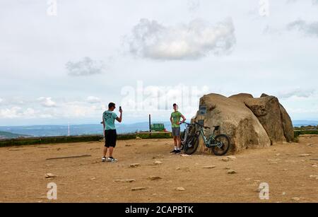 Wernigerode, Deutschland, 29. Juni 2020: Touristen mit Fahrrädern posieren auf dem Brocken, dem höchsten Berg Niedersachsens Stockfoto