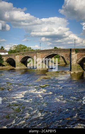 Die alte Penwortham Brücke über den Fluss Ribble in Preston in Lancashire, Großbritannien. Stockfoto