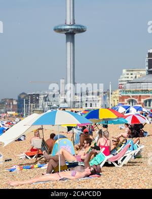 Brighton UK 8. August 2020 - Brighton Beach ist bereits an einem anderen heißen Tag beschäftigt, da die Temperatur in einigen Teilen des Südostens voraussichtlich über 30 Grad erreichen wird : Credit Simon Dack / Alamy Live News Stockfoto